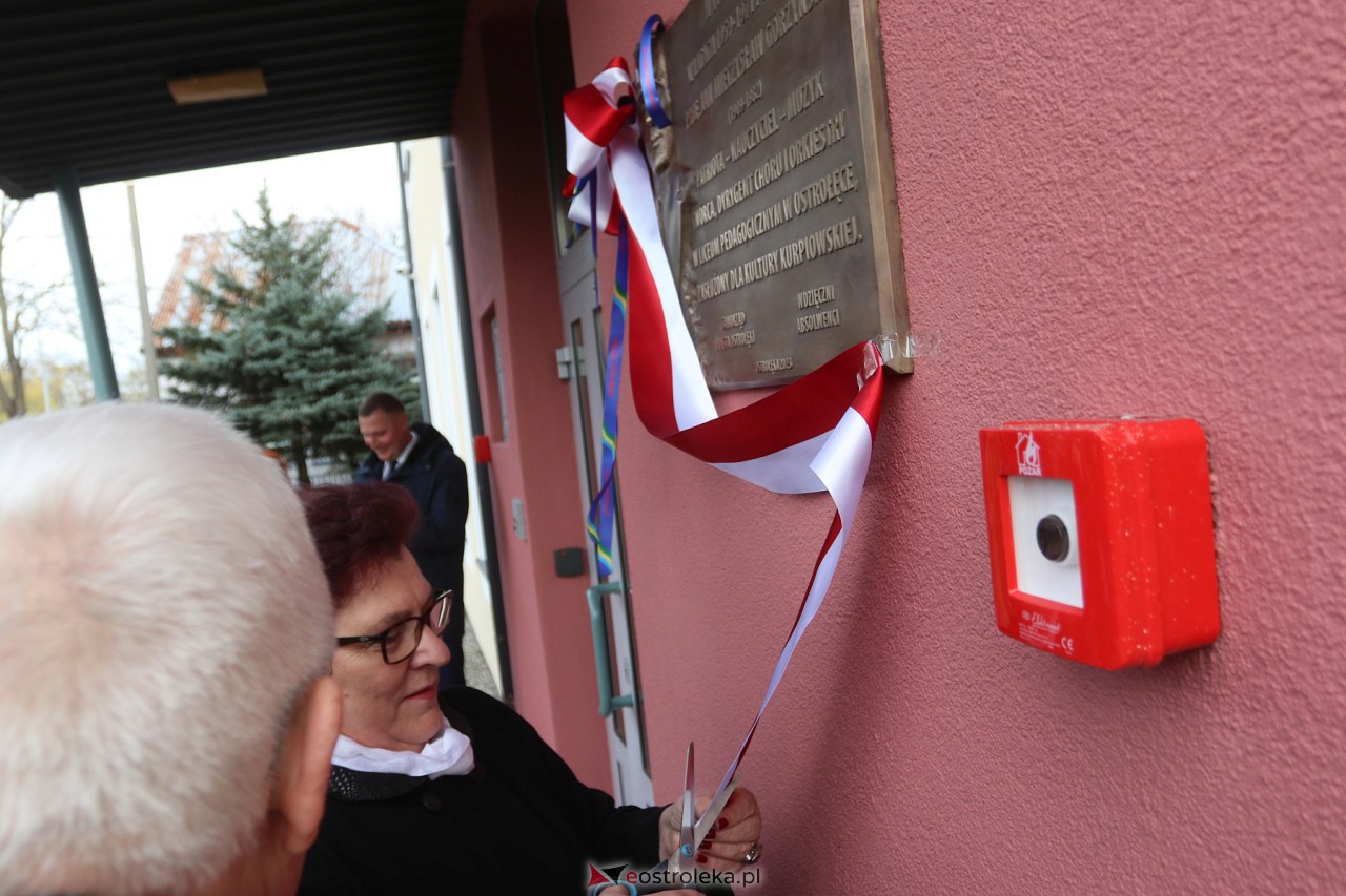 Odsłonięcie tablicy upamiętniającej prof. Jana Mieczysława Gorzyńskiego [10.11.2023] - zdjęcie #20 - eOstroleka.pl