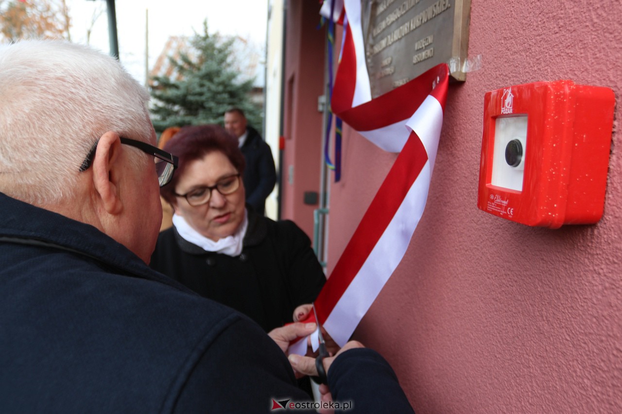 Odsłonięcie tablicy upamiętniającej prof. Jana Mieczysława Gorzyńskiego [10.11.2023] - zdjęcie #17 - eOstroleka.pl