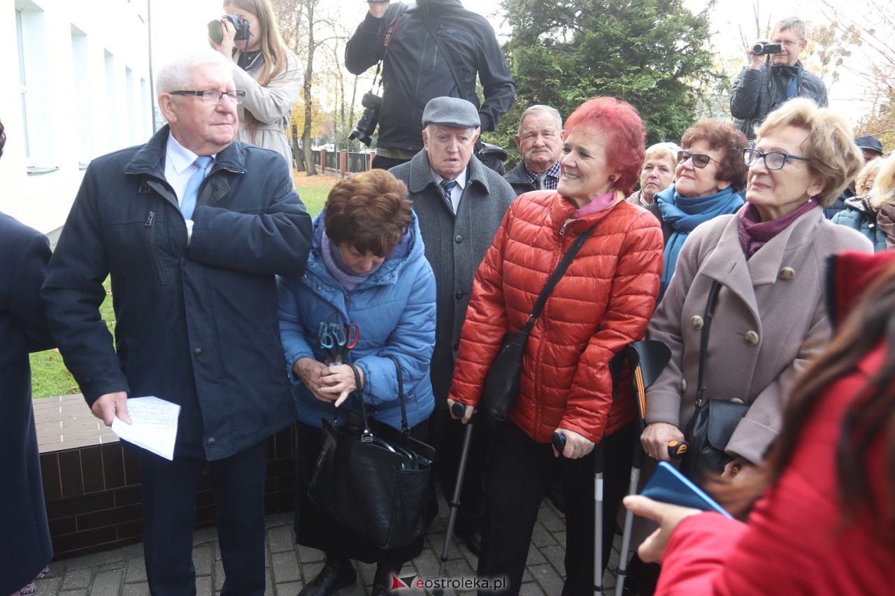 Odsłonięcie tablicy upamiętniającej prof. Jana Mieczysława Gorzyńskiego [10.11.2023] - zdjęcie #13 - eOstroleka.pl