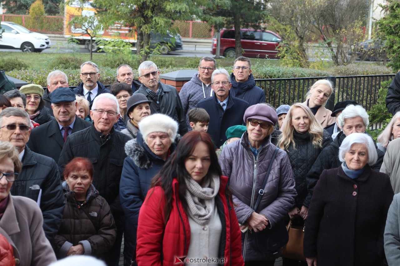 Odsłonięcie tablicy upamiętniającej prof. Jana Mieczysława Gorzyńskiego [10.11.2023] - zdjęcie #7 - eOstroleka.pl