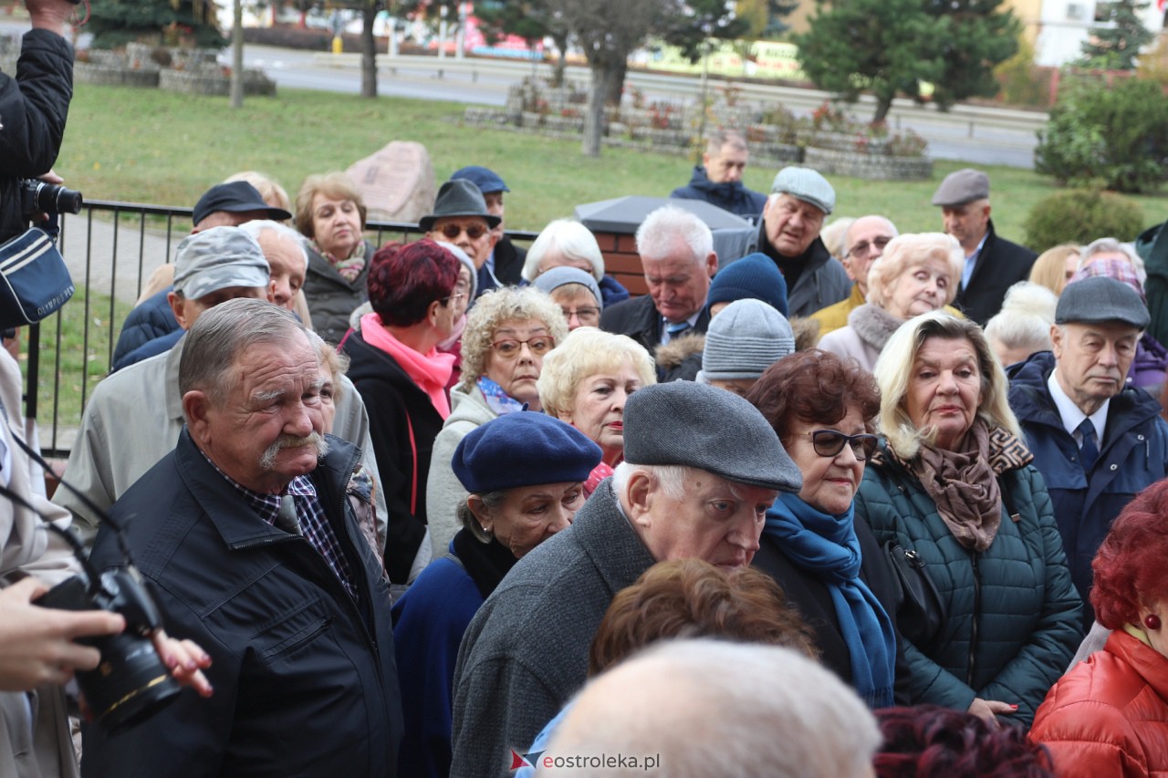 Odsłonięcie tablicy upamiętniającej prof. Jana Mieczysława Gorzyńskiego [10.11.2023] - zdjęcie #5 - eOstroleka.pl