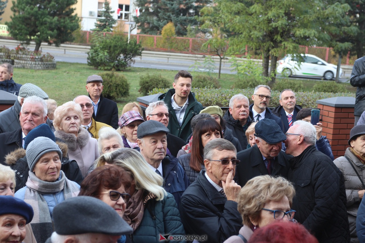 Odsłonięcie tablicy upamiętniającej prof. Jana Mieczysława Gorzyńskiego [10.11.2023] - zdjęcie #4 - eOstroleka.pl