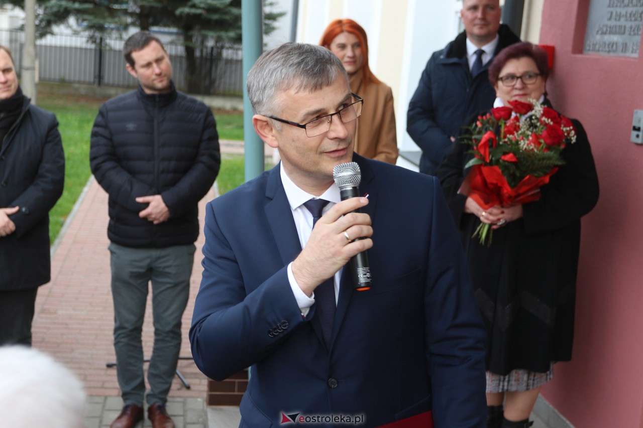 Odsłonięcie tablicy upamiętniającej prof. Jana Mieczysława Gorzyńskiego [10.11.2023] - zdjęcie #3 - eOstroleka.pl
