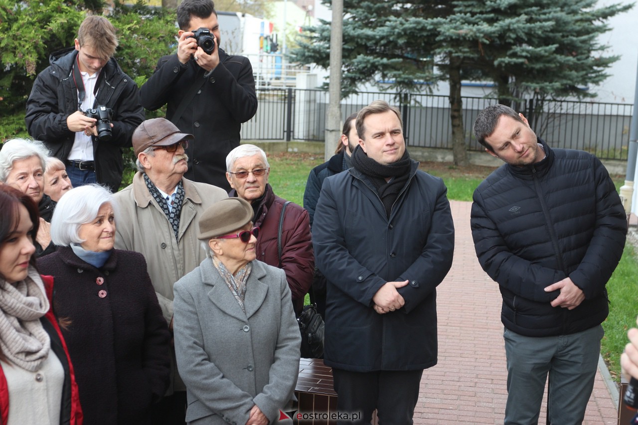 Odsłonięcie tablicy upamiętniającej prof. Jana Mieczysława Gorzyńskiego [10.11.2023] - zdjęcie #2 - eOstroleka.pl