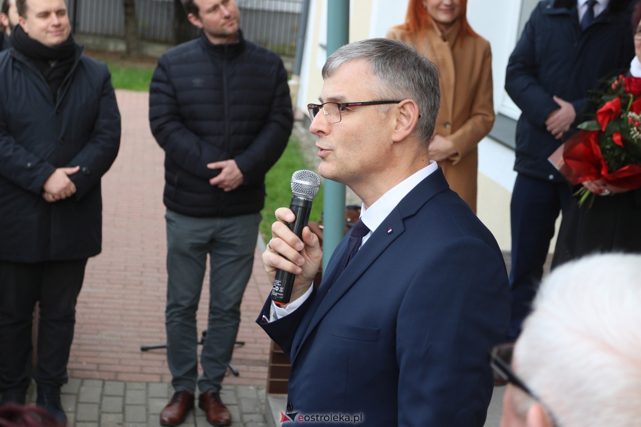 Odsłonięcie tablicy upamiętniającej prof. Jana Mieczysława Gorzyńskiego [10.11.2023] - zdjęcie #1 - eOstroleka.pl