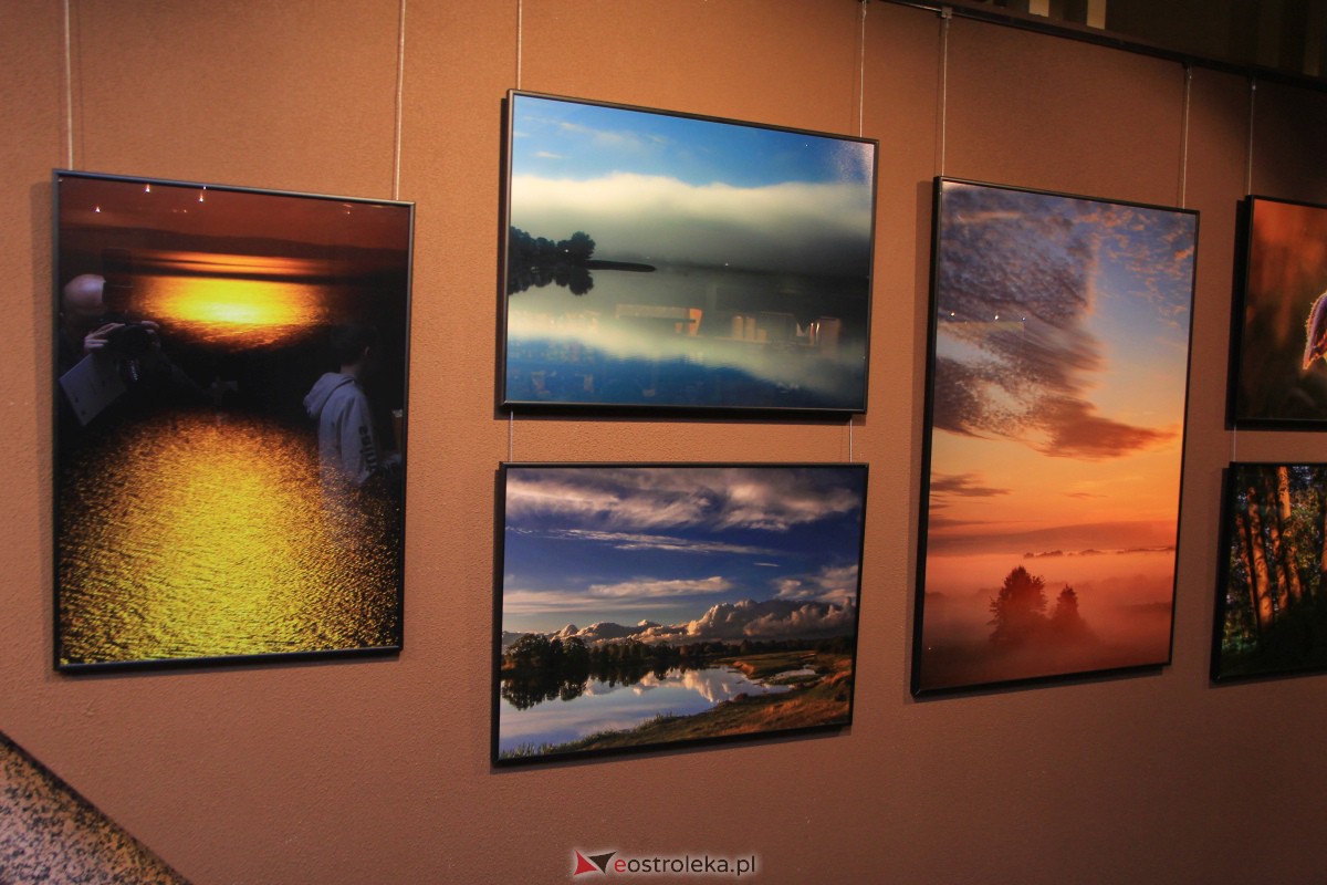 Wernisaż wystawy W pogoni za światłem w OCK [10.11.2023] - zdjęcie #27 - eOstroleka.pl