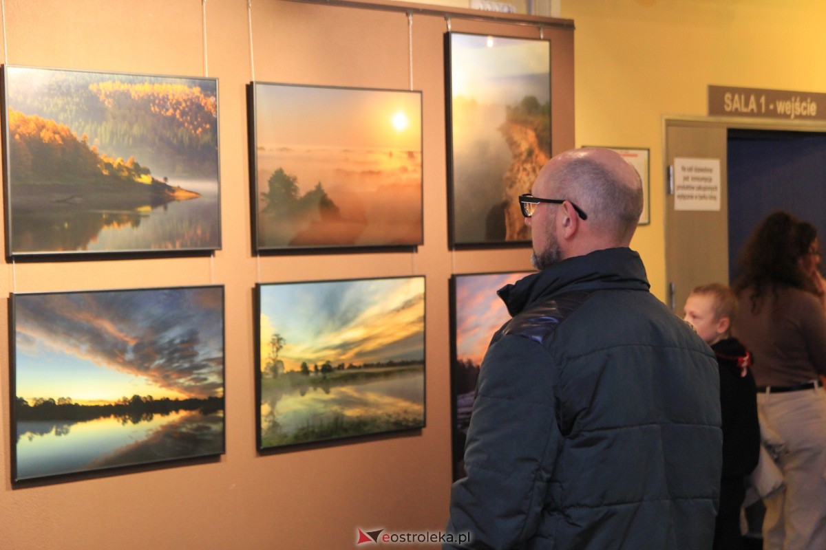 Wernisaż wystawy W pogoni za światłem w OCK [10.11.2023] - zdjęcie #25 - eOstroleka.pl