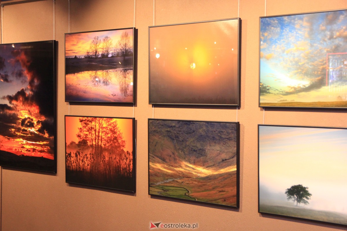 Wernisaż wystawy W pogoni za światłem w OCK [10.11.2023] - zdjęcie #24 - eOstroleka.pl