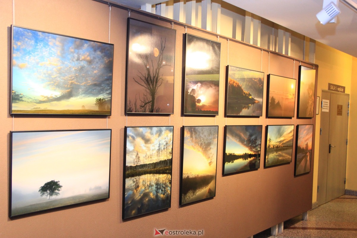 Wernisaż wystawy W pogoni za światłem w OCK [10.11.2023] - zdjęcie #19 - eOstroleka.pl