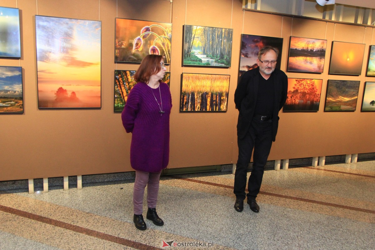 Wernisaż wystawy W pogoni za światłem w OCK [10.11.2023] - zdjęcie #16 - eOstroleka.pl