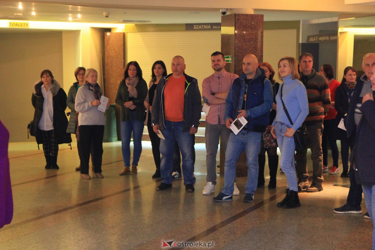 Wernisaż wystawy W pogoni za światłem w OCK [10.11.2023] - zdjęcie #15 - eOstroleka.pl