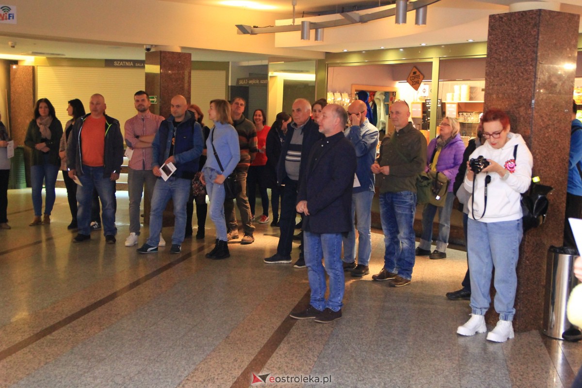 Wernisaż wystawy W pogoni za światłem w OCK [10.11.2023] - zdjęcie #14 - eOstroleka.pl