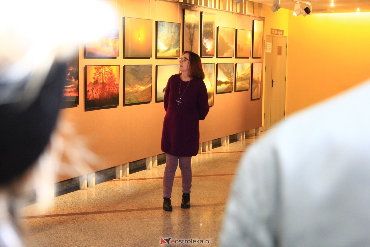 Wernisaż wystawy W pogoni za światłem w OCK [10.11.2023] - zdjęcie #10 - eOstroleka.pl