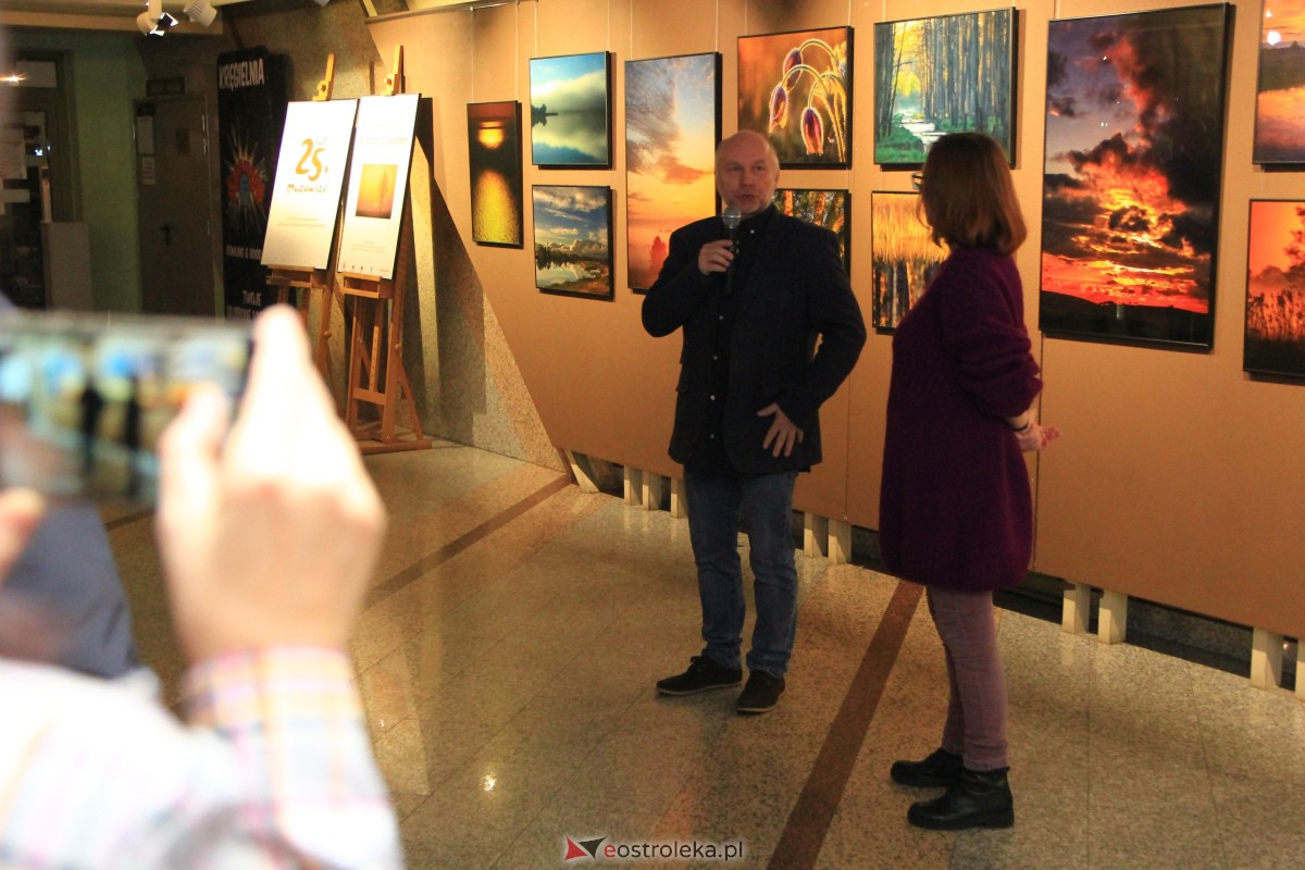 Wernisaż wystawy W pogoni za światłem w OCK [10.11.2023] - zdjęcie #7 - eOstroleka.pl