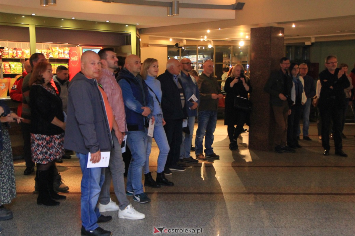 Wernisaż wystawy W pogoni za światłem w OCK [10.11.2023] - zdjęcie #6 - eOstroleka.pl