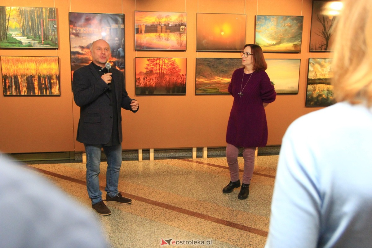 Wernisaż wystawy W pogoni za światłem w OCK [10.11.2023] - zdjęcie #3 - eOstroleka.pl