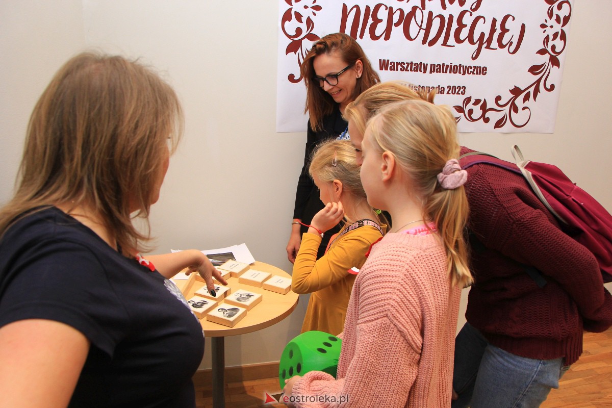 “Barwy Niepodległej” w Muzeum Kultury Kurpiowskiej [11.11.2023] - zdjęcie #3 - eOstroleka.pl
