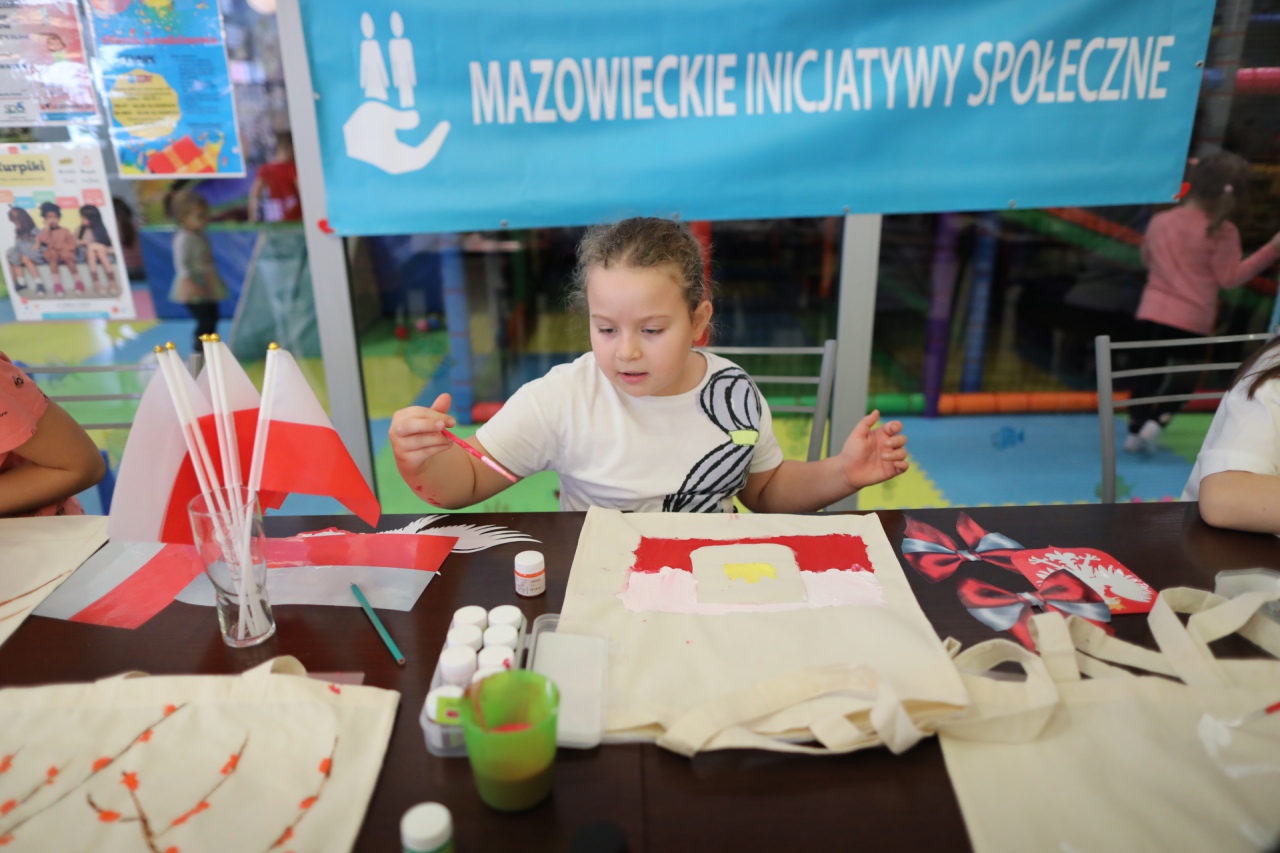 Rodzinny Dzień Niepodległości w Ostrołęce [11.11.2023] - zdjęcie #114 - eOstroleka.pl