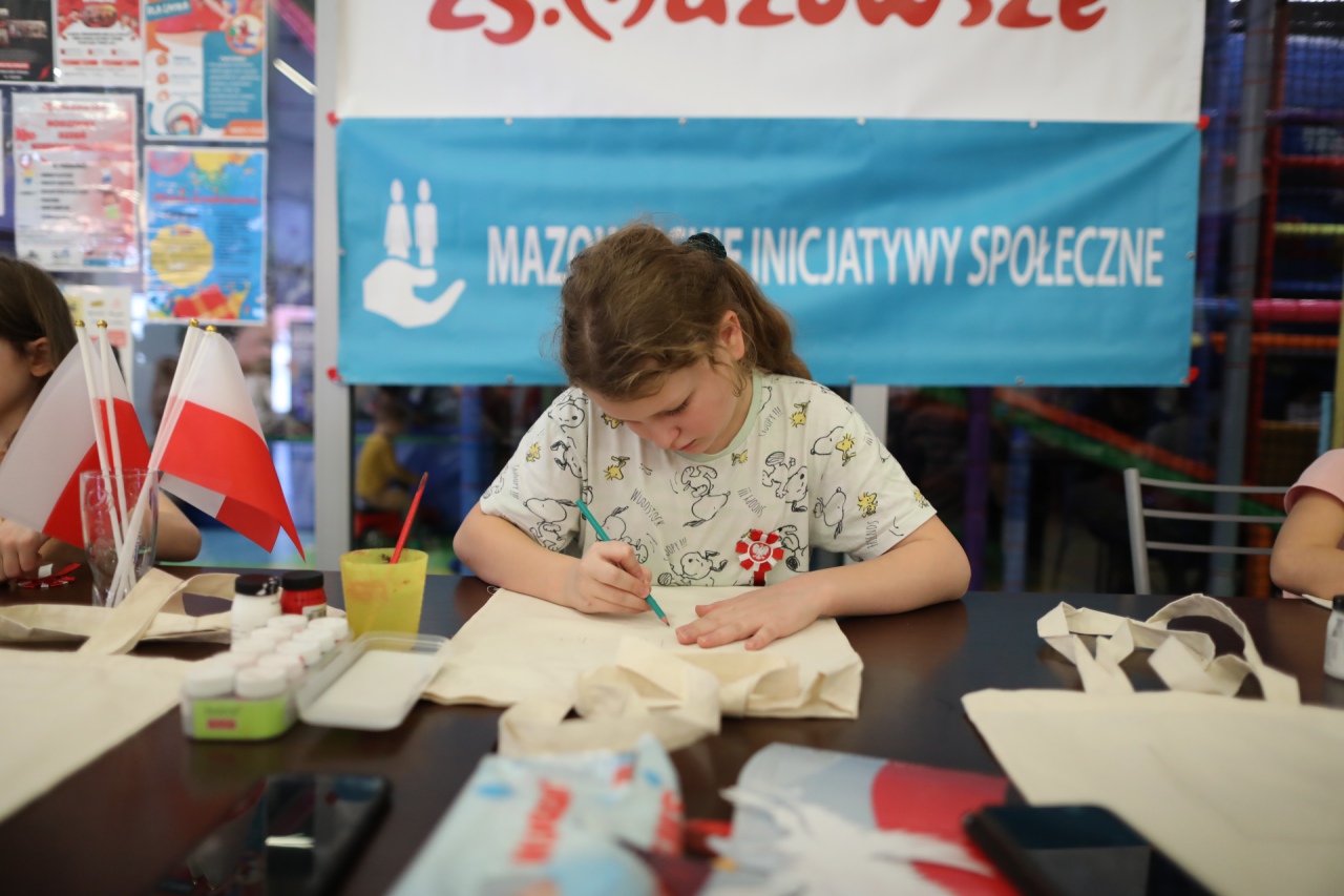Rodzinny Dzień Niepodległości w Ostrołęce [11.11.2023] - zdjęcie #34 - eOstroleka.pl