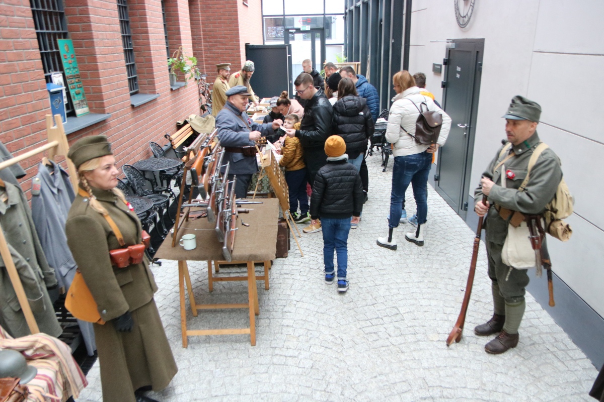 Niepodległa do hymnu w Muzeum Żołnierzy Wyklętych [11.11.2023] - zdjęcie #21 - eOstroleka.pl
