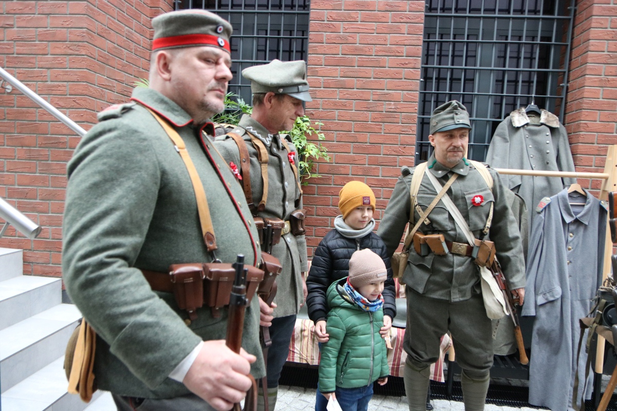 Niepodległa do hymnu w Muzeum Żołnierzy Wyklętych [11.11.2023] - zdjęcie #1 - eOstroleka.pl