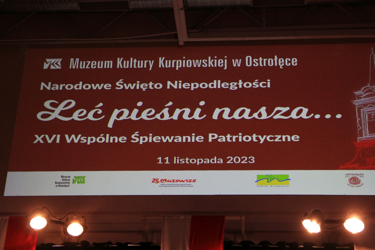 Leć pieśni nasza... wspólne śpiewanie pieśni patriotycznych w Muzeum Kultury Kurpiowskiej [11.11.2023] - zdjęcie #2 - eOstroleka.pl