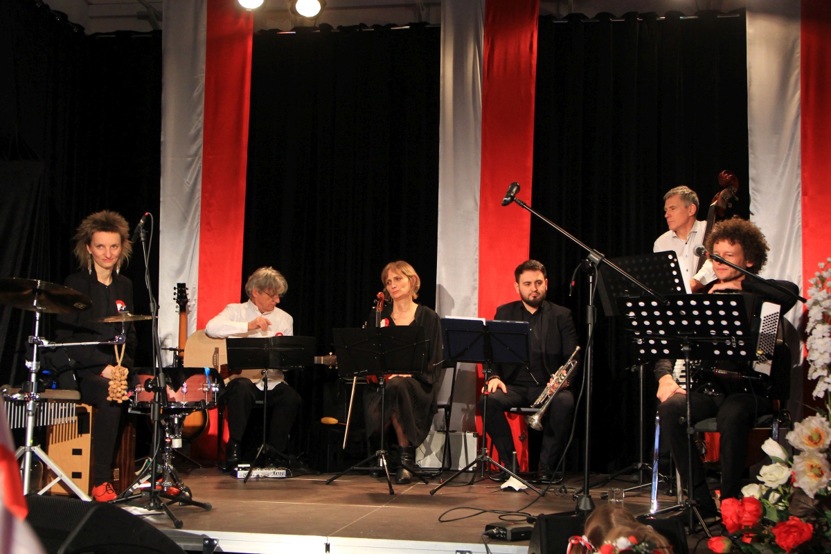 Leć pieśni nasza... wspólne śpiewanie pieśni patriotycznych w Muzeum Kultury Kurpiowskiej [11.11.2023] - zdjęcie #4 - eOstroleka.pl