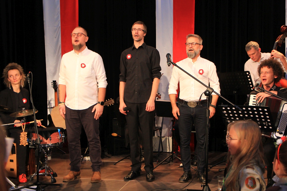 Leć pieśni nasza... wspólne śpiewanie pieśni patriotycznych w Muzeum Kultury Kurpiowskiej [11.11.2023] - zdjęcie #12 - eOstroleka.pl