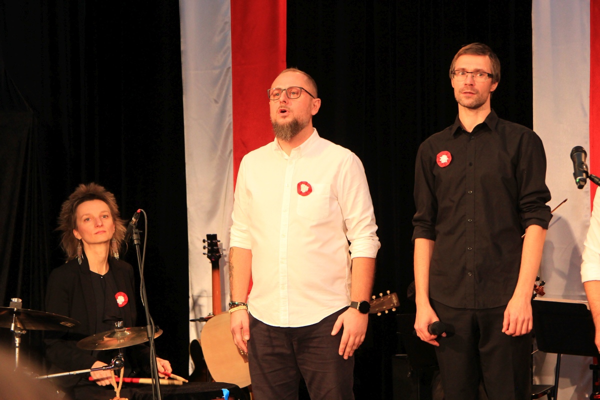 Leć pieśni nasza... wspólne śpiewanie pieśni patriotycznych w Muzeum Kultury Kurpiowskiej [11.11.2023] - zdjęcie #13 - eOstroleka.pl