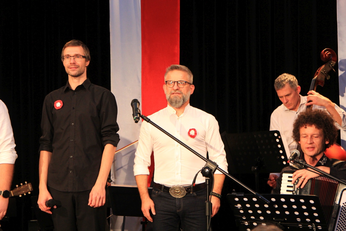 Leć pieśni nasza... wspólne śpiewanie pieśni patriotycznych w Muzeum Kultury Kurpiowskiej [11.11.2023] - zdjęcie #14 - eOstroleka.pl