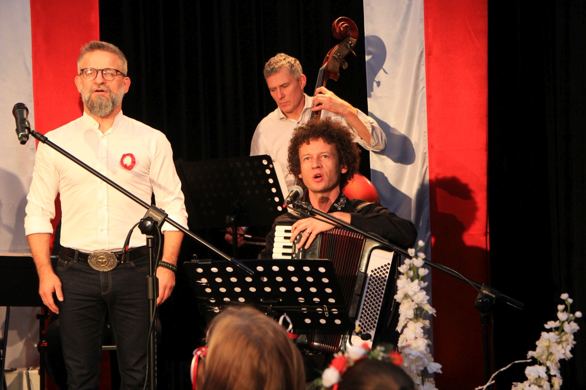 Leć pieśni nasza... wspólne śpiewanie pieśni patriotycznych w Muzeum Kultury Kurpiowskiej [11.11.2023] - zdjęcie #15 - eOstroleka.pl