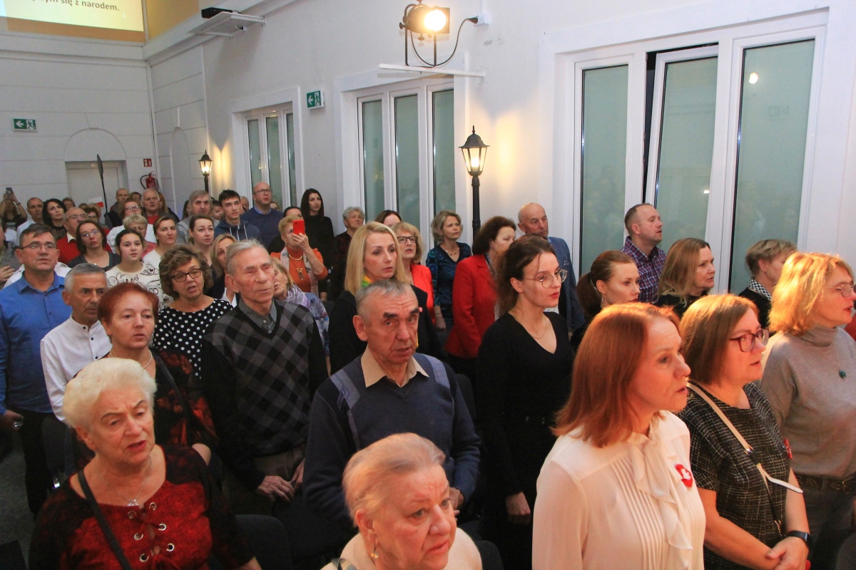 Leć pieśni nasza... wspólne śpiewanie pieśni patriotycznych w Muzeum Kultury Kurpiowskiej [11.11.2023] - zdjęcie #18 - eOstroleka.pl