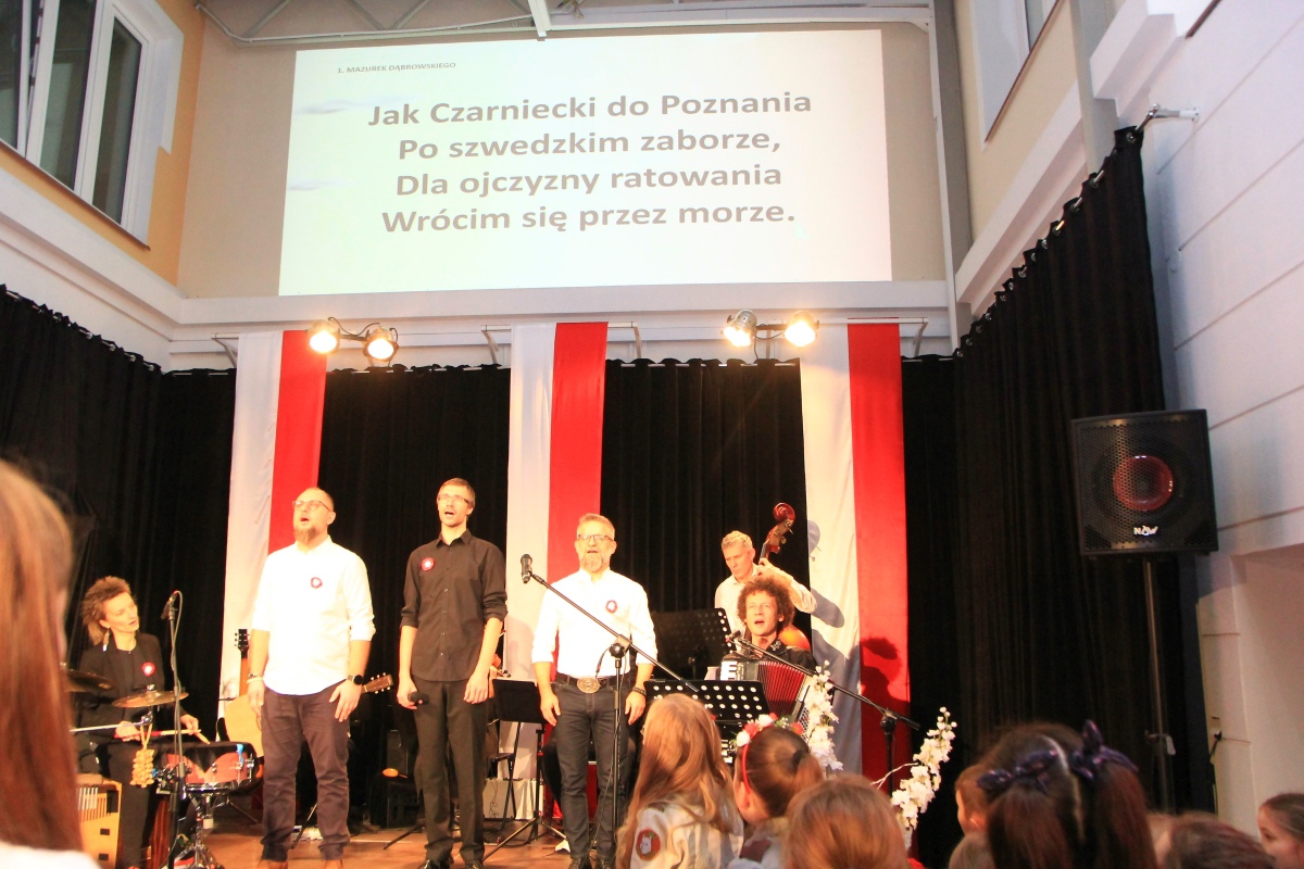 Leć pieśni nasza... wspólne śpiewanie pieśni patriotycznych w Muzeum Kultury Kurpiowskiej [11.11.2023] - zdjęcie #21 - eOstroleka.pl