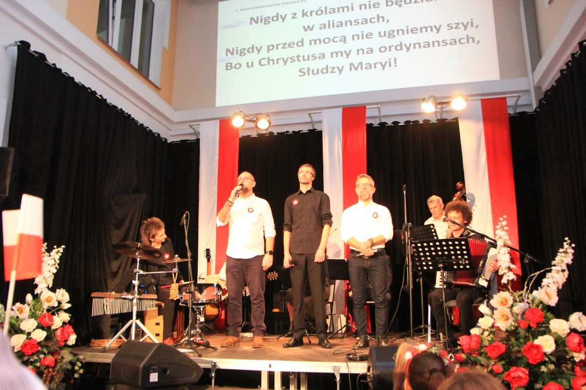 Leć pieśni nasza... wspólne śpiewanie pieśni patriotycznych w Muzeum Kultury Kurpiowskiej [11.11.2023] - zdjęcie #25 - eOstroleka.pl