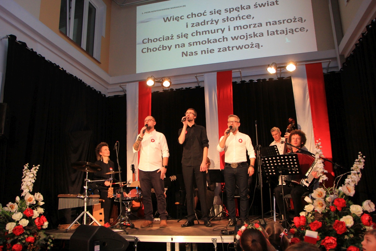 Leć pieśni nasza... wspólne śpiewanie pieśni patriotycznych w Muzeum Kultury Kurpiowskiej [11.11.2023] - zdjęcie #27 - eOstroleka.pl