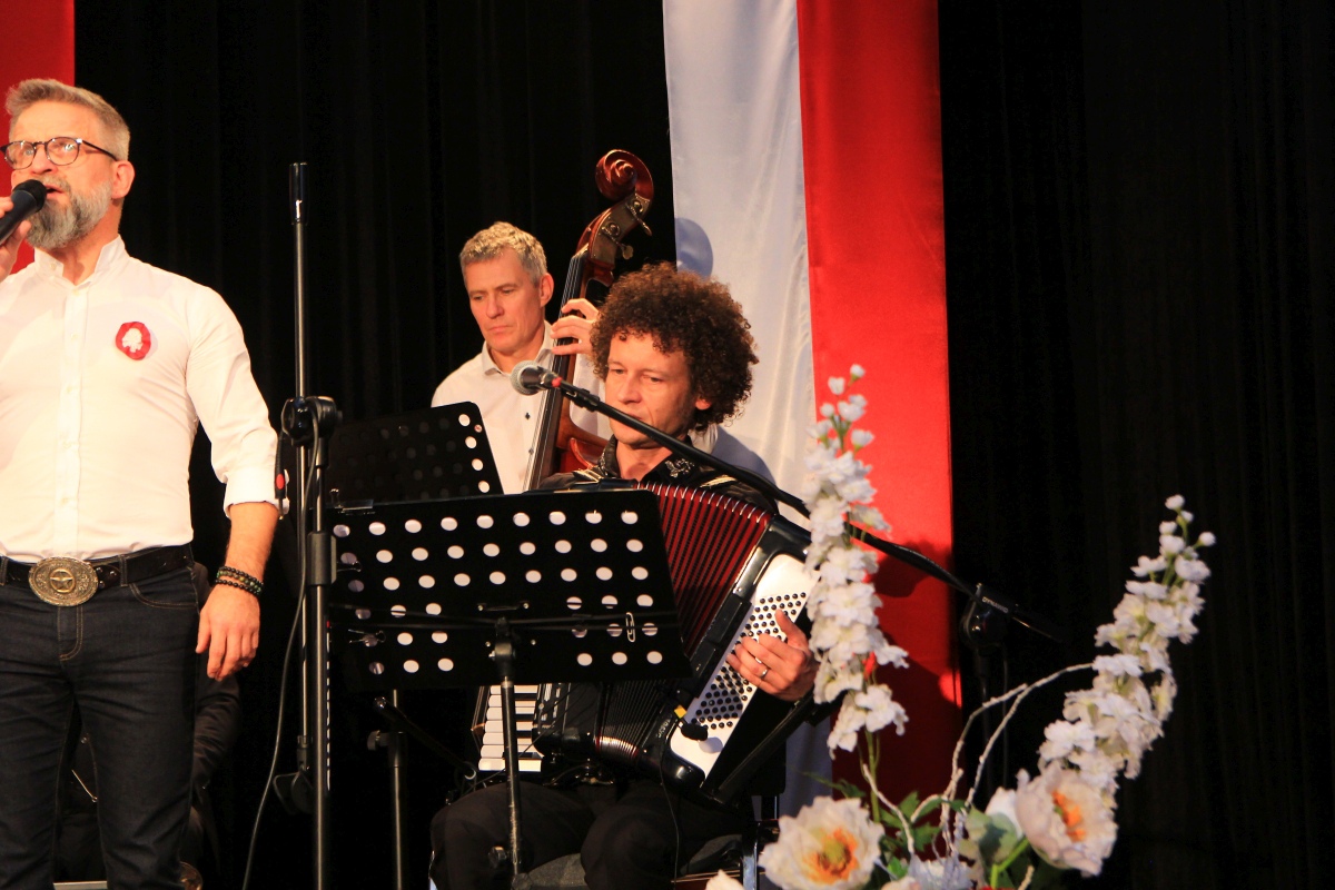Leć pieśni nasza... wspólne śpiewanie pieśni patriotycznych w Muzeum Kultury Kurpiowskiej [11.11.2023] - zdjęcie #29 - eOstroleka.pl