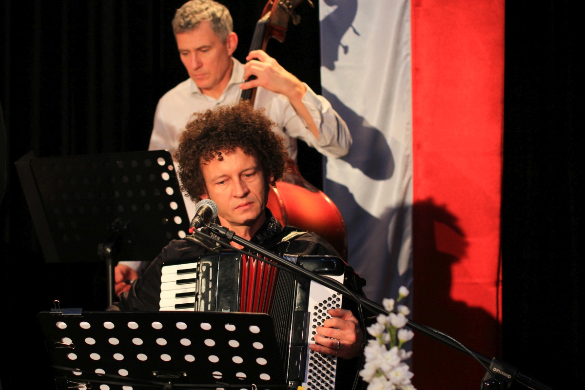 Leć pieśni nasza... wspólne śpiewanie pieśni patriotycznych w Muzeum Kultury Kurpiowskiej [11.11.2023] - zdjęcie #52 - eOstroleka.pl