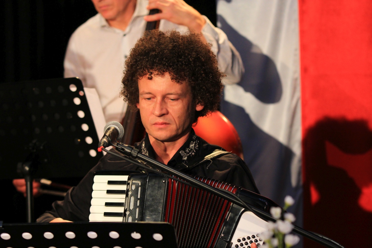 Leć pieśni nasza... wspólne śpiewanie pieśni patriotycznych w Muzeum Kultury Kurpiowskiej [11.11.2023] - zdjęcie #53 - eOstroleka.pl