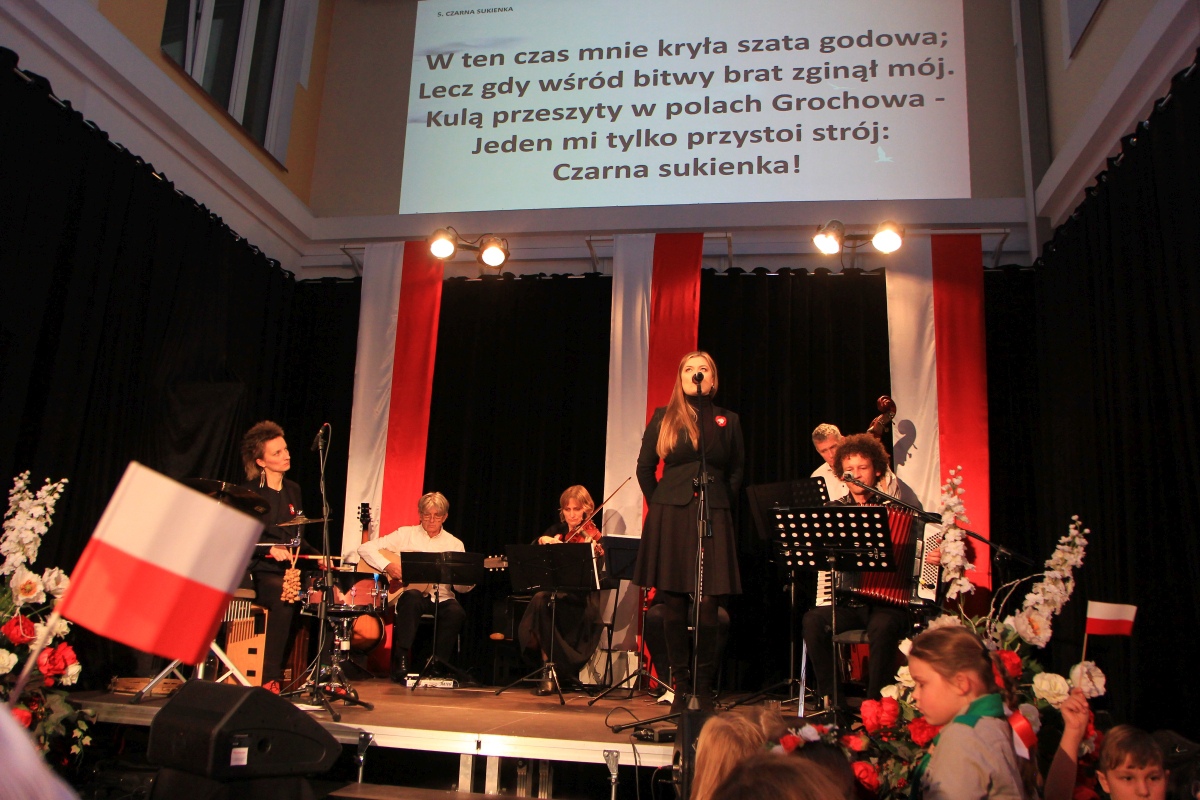 Leć pieśni nasza... wspólne śpiewanie pieśni patriotycznych w Muzeum Kultury Kurpiowskiej [11.11.2023] - zdjęcie #55 - eOstroleka.pl