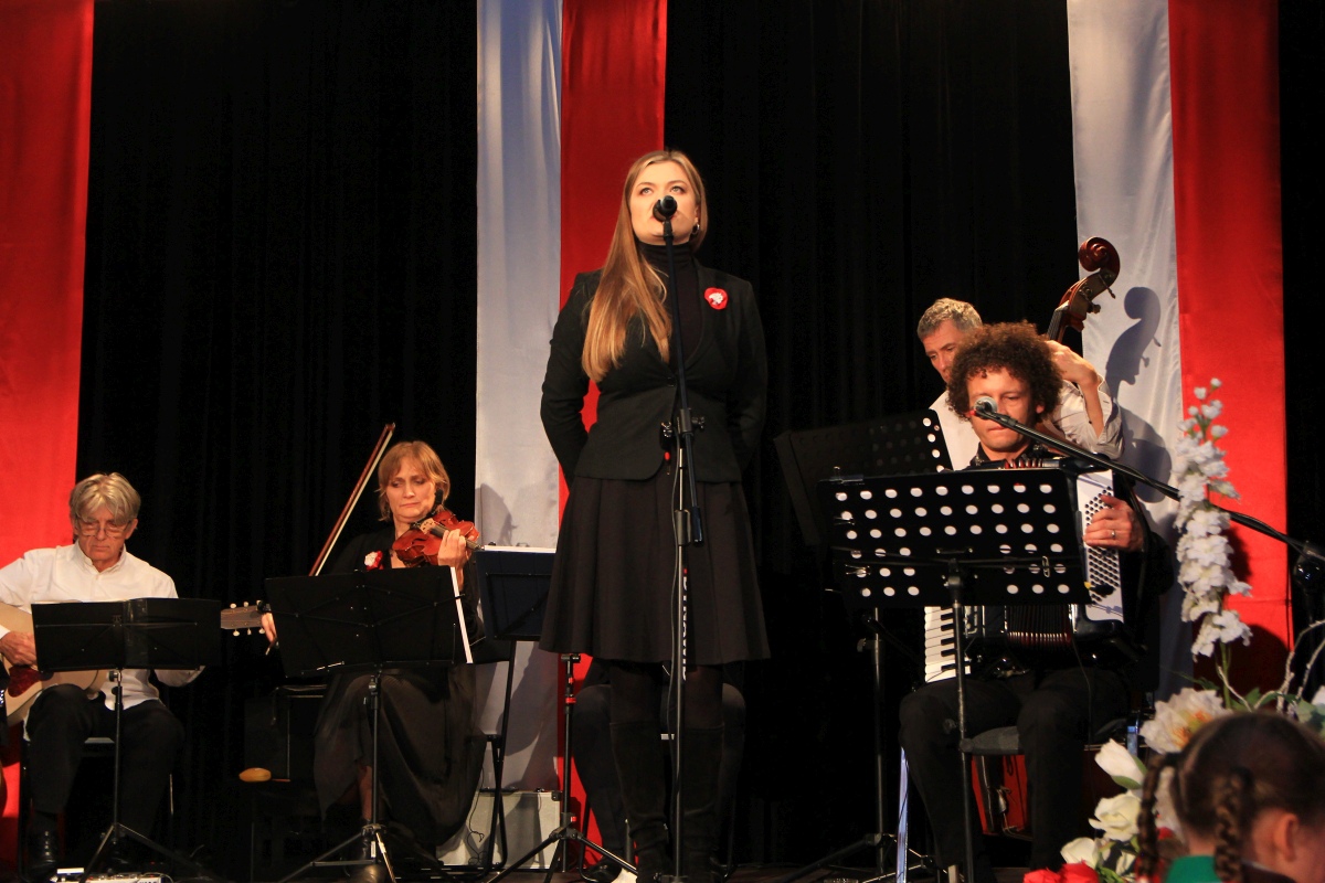 Leć pieśni nasza... wspólne śpiewanie pieśni patriotycznych w Muzeum Kultury Kurpiowskiej [11.11.2023] - zdjęcie #56 - eOstroleka.pl