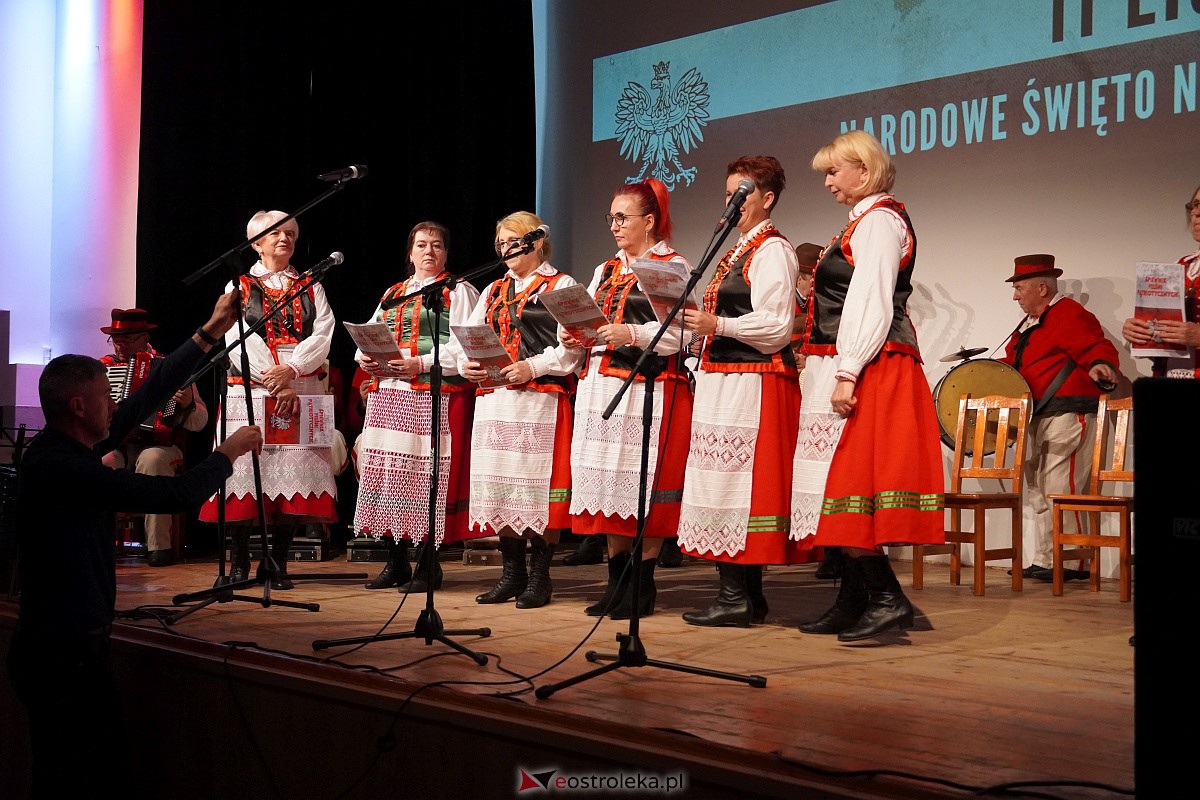 Śpiewanie pieśni patriotycznych z okazji Narodowego Święta Niepodległości w Lelisie [13.11.2023] - zdjęcie #14 - eOstroleka.pl