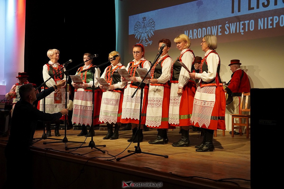 Śpiewanie pieśni patriotycznych z okazji Narodowego Święta Niepodległości w Lelisie [13.11.2023] - zdjęcie #15 - eOstroleka.pl