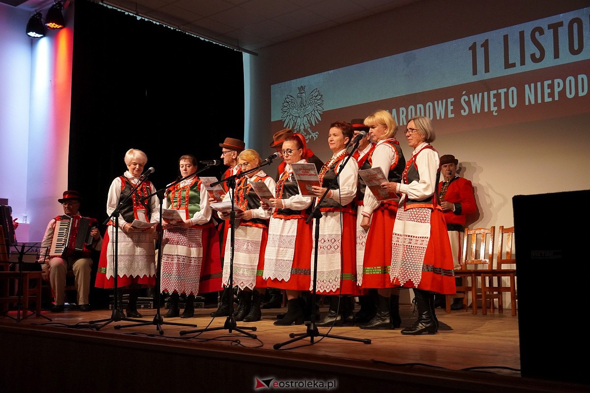 Śpiewanie pieśni patriotycznych z okazji Narodowego Święta Niepodległości w Lelisie [13.11.2023] - zdjęcie #16 - eOstroleka.pl
