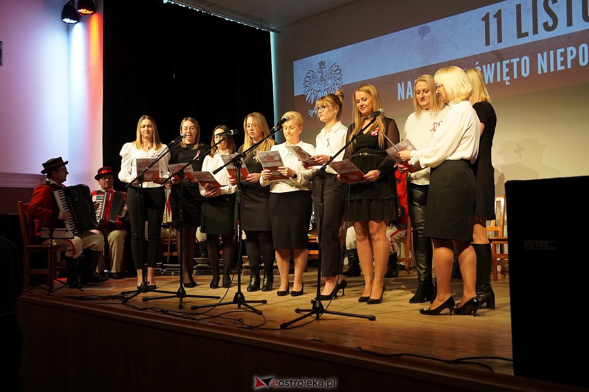 Śpiewanie pieśni patriotycznych z okazji Narodowego Święta Niepodległości w Lelisie [13.11.2023] - zdjęcie #17 - eOstroleka.pl