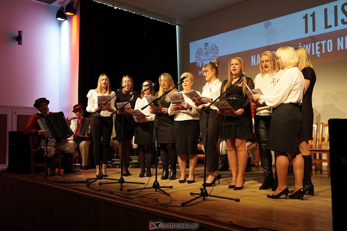 Śpiewanie pieśni patriotycznych z okazji Narodowego Święta Niepodległości w Lelisie [13.11.2023] - zdjęcie #22 - eOstroleka.pl