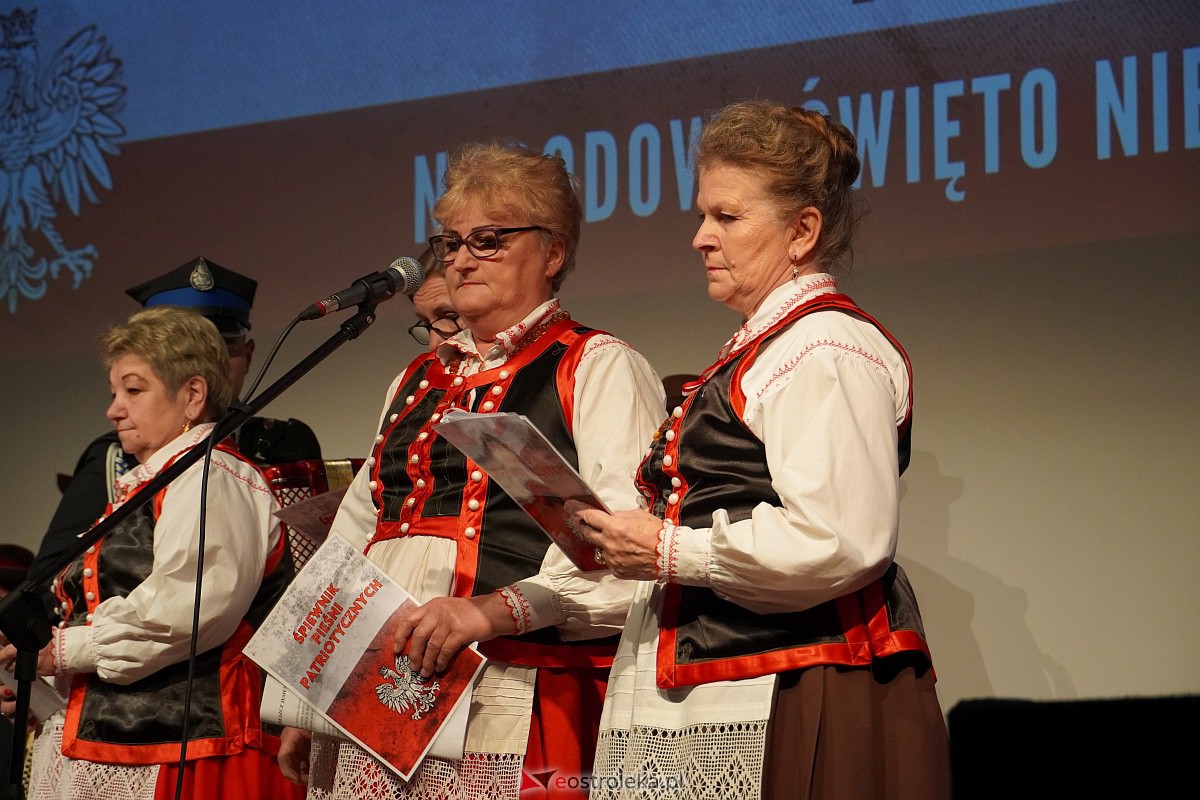 Śpiewanie pieśni patriotycznych z okazji Narodowego Święta Niepodległości w Lelisie [13.11.2023] - zdjęcie #25 - eOstroleka.pl