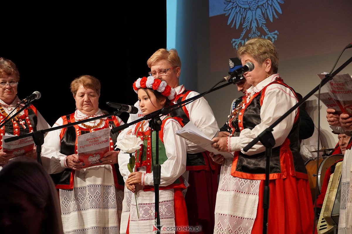 Śpiewanie pieśni patriotycznych z okazji Narodowego Święta Niepodległości w Lelisie [13.11.2023] - zdjęcie #27 - eOstroleka.pl