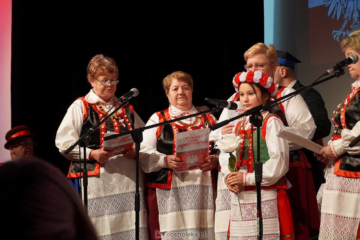 Śpiewanie pieśni patriotycznych z okazji Narodowego Święta Niepodległości w Lelisie [13.11.2023] - zdjęcie #28 - eOstroleka.pl