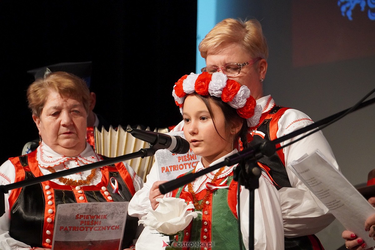 Śpiewanie pieśni patriotycznych z okazji Narodowego Święta Niepodległości w Lelisie [13.11.2023] - zdjęcie #29 - eOstroleka.pl