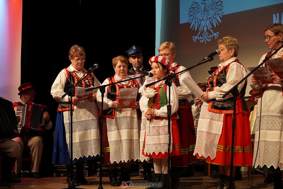 Śpiewanie pieśni patriotycznych z okazji Narodowego Święta Niepodległości w Lelisie [13.11.2023] - zdjęcie #30 - eOstroleka.pl